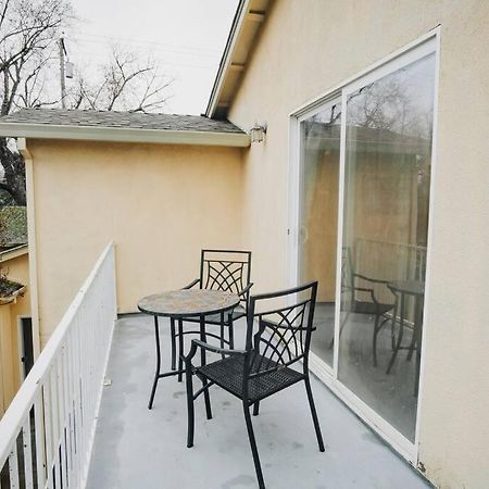 Gorgeous Upstairs Studio With Patio And Laundry チコ エクステリア 写真