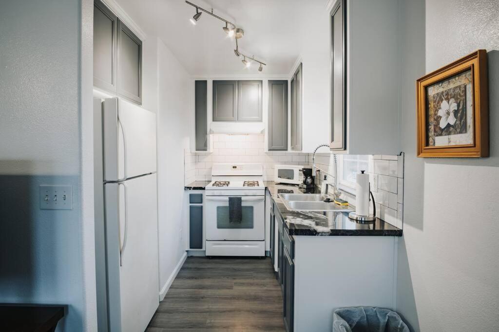 Gorgeous Upstairs Studio With Patio And Laundry チコ エクステリア 写真