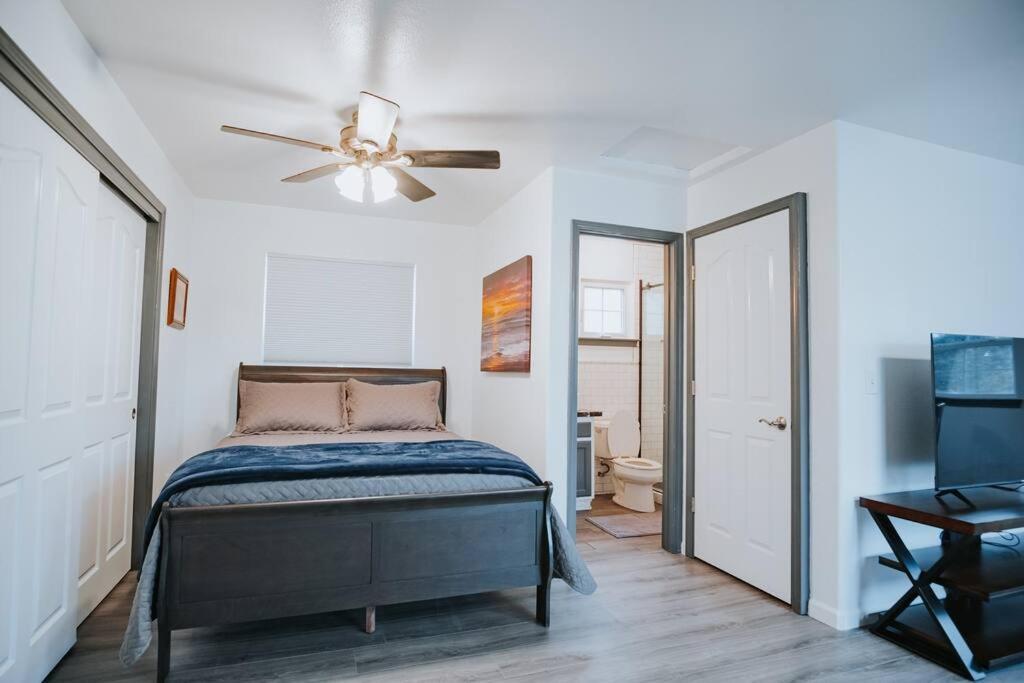 Gorgeous Upstairs Studio With Patio And Laundry チコ エクステリア 写真
