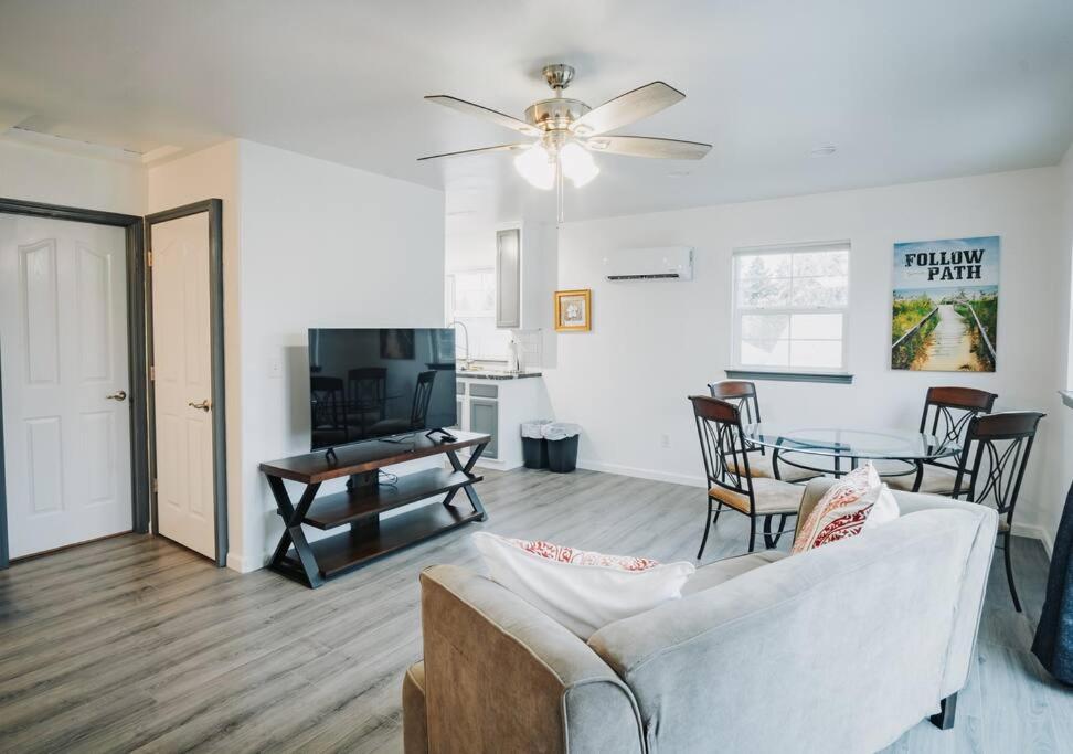 Gorgeous Upstairs Studio With Patio And Laundry チコ エクステリア 写真