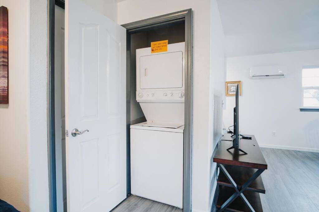 Gorgeous Upstairs Studio With Patio And Laundry チコ エクステリア 写真