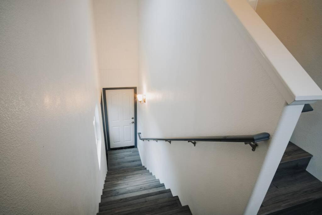 Gorgeous Upstairs Studio With Patio And Laundry チコ エクステリア 写真