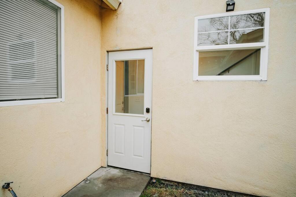 Gorgeous Upstairs Studio With Patio And Laundry チコ エクステリア 写真