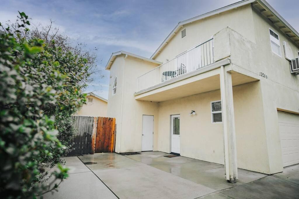Gorgeous Upstairs Studio With Patio And Laundry チコ エクステリア 写真